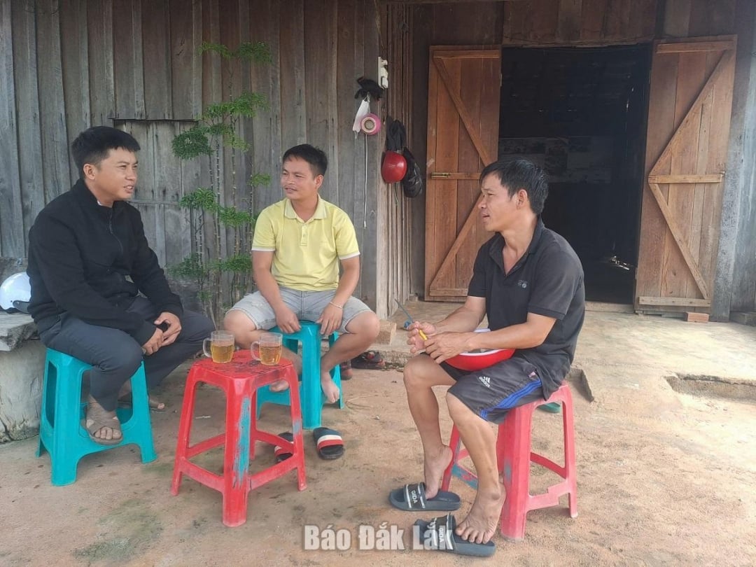 Nhân viên Trung tâm Truyền thông - Văn hóa - Thể thao huyện Ea Súp đi công tác tại cơ sở