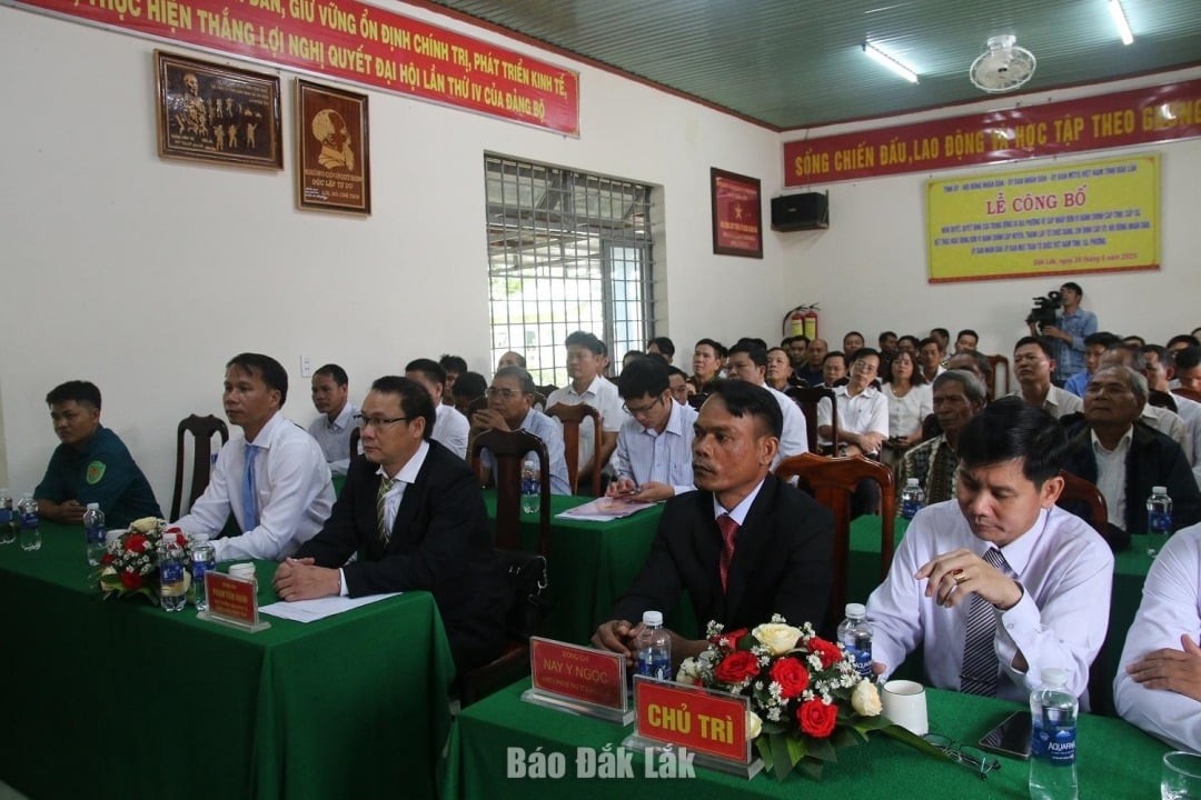 Đại biểu và người dân xã Nam Kar tham dự Hội nghị trực tuyến công bố các Nghị quyết, Quyết định của Trung ương, địa phương.