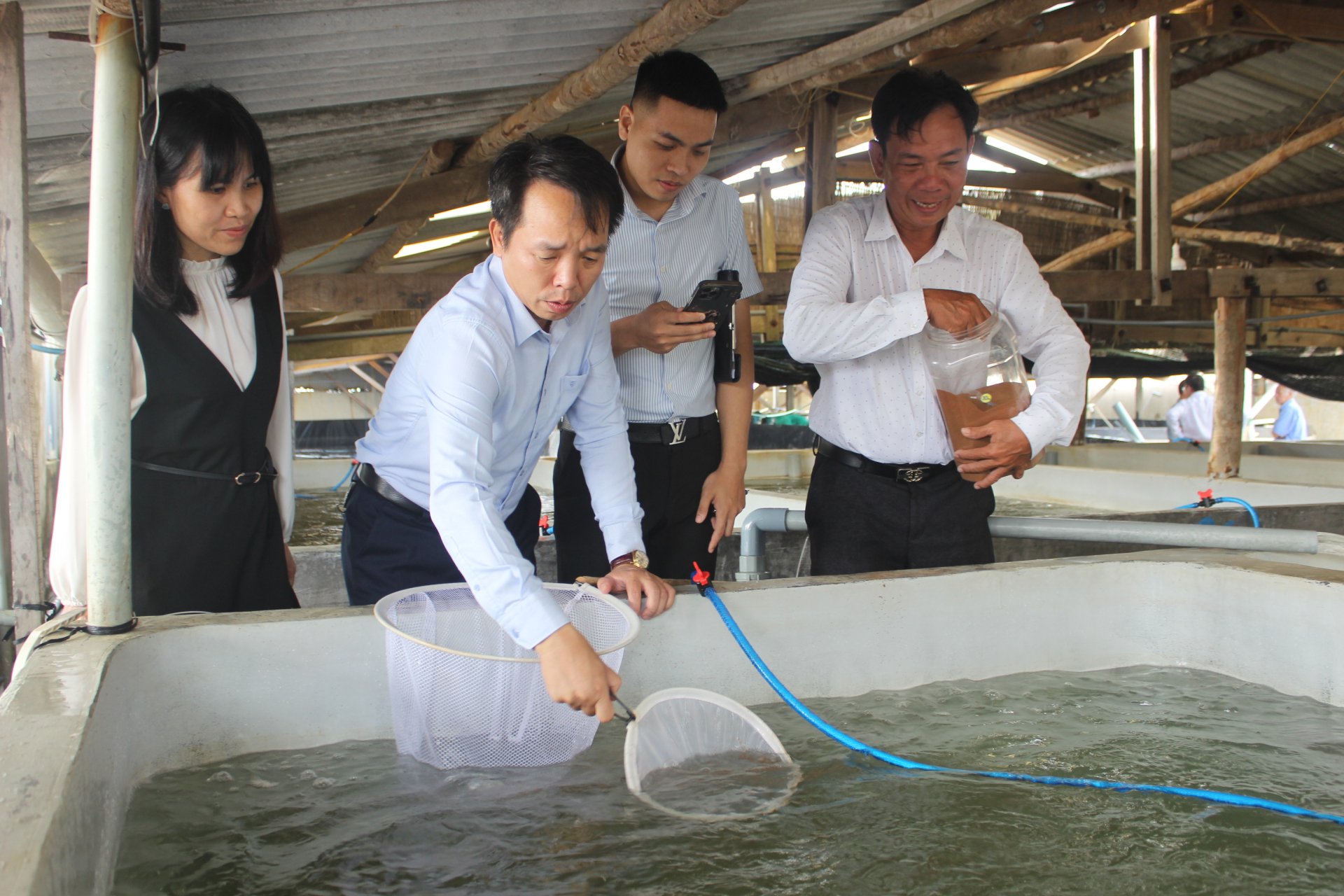 Đoàn kiểm tra của Bộ KH&CN kiểm tra các bể nuôi cá giống của Công ty CP Thủy sản Tôm Vàng. Ảnh: LỆ VĂN