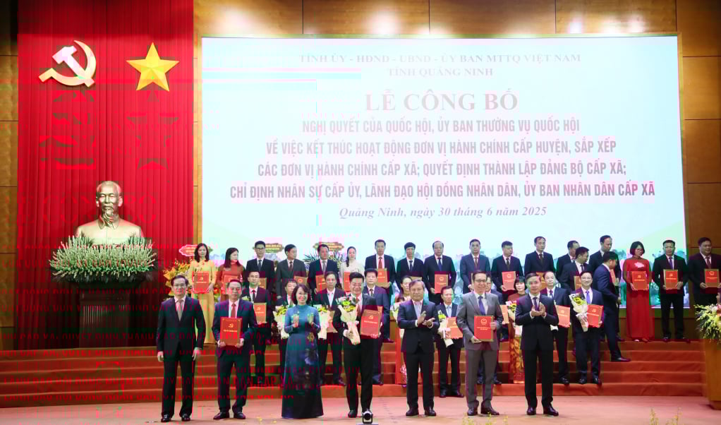 Ban Thường vụ Tỉnh uỷ trao các quyết định của Tỉnh ủy, Ban Thường vụ Tỉnh ủy, các Nghị quyết của HĐND tỉnh và tặng hoa chúc mừng Đảng bộ phường Yên Tử