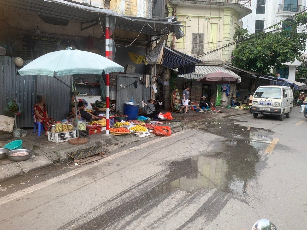 cho-tu-phat-hop-tren-he-duong-tai-pho-thanh-bao-phuong-kim-ma-quan-ba-dinh-gay-o-nhiem-moi-truong..jpg