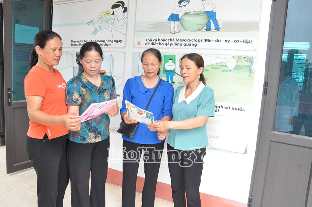 Cộng tác viên dân số xã Tống Phan (Phù Cừ) truyền thông về mất cân bằng giới tính khi sinh cho phụ nữ trong độ tuổi sinh đẻ