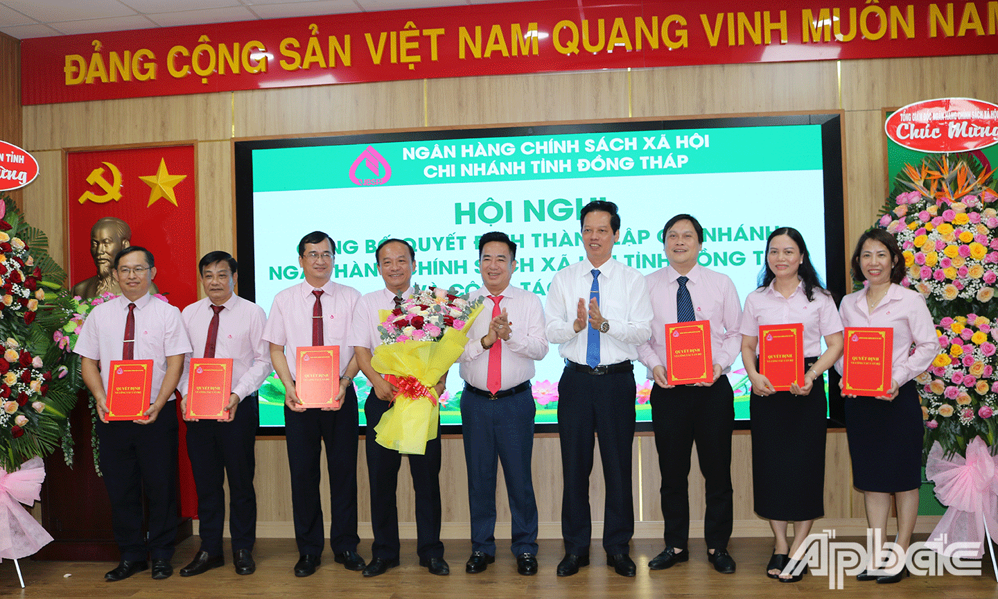 Đồng chí Nguyễn Thành Diệu tặng hoa chúc mừng Giám đốc và các Phó Giám đốc 