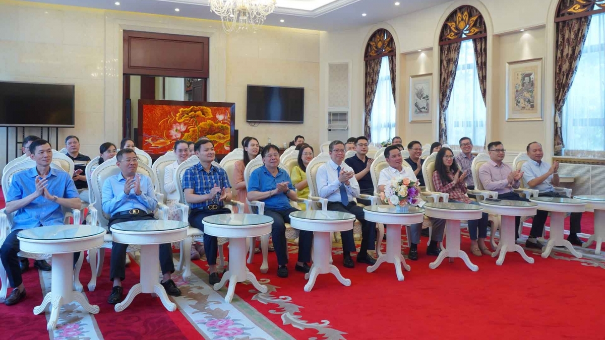 The Vietnamese Embassy in China and the whole country follow the ceremony to announce resolutions and decisions on implementing two-level local government.