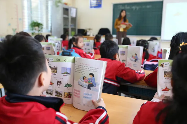 Chưa sửa sách giáo khoa trong năm 2025 ảnh 1