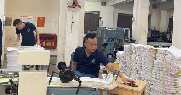 Báo Hànộimới in 70.000 bản đồ họa ranh giới 126 xã, phường mới tặng bạn đọc