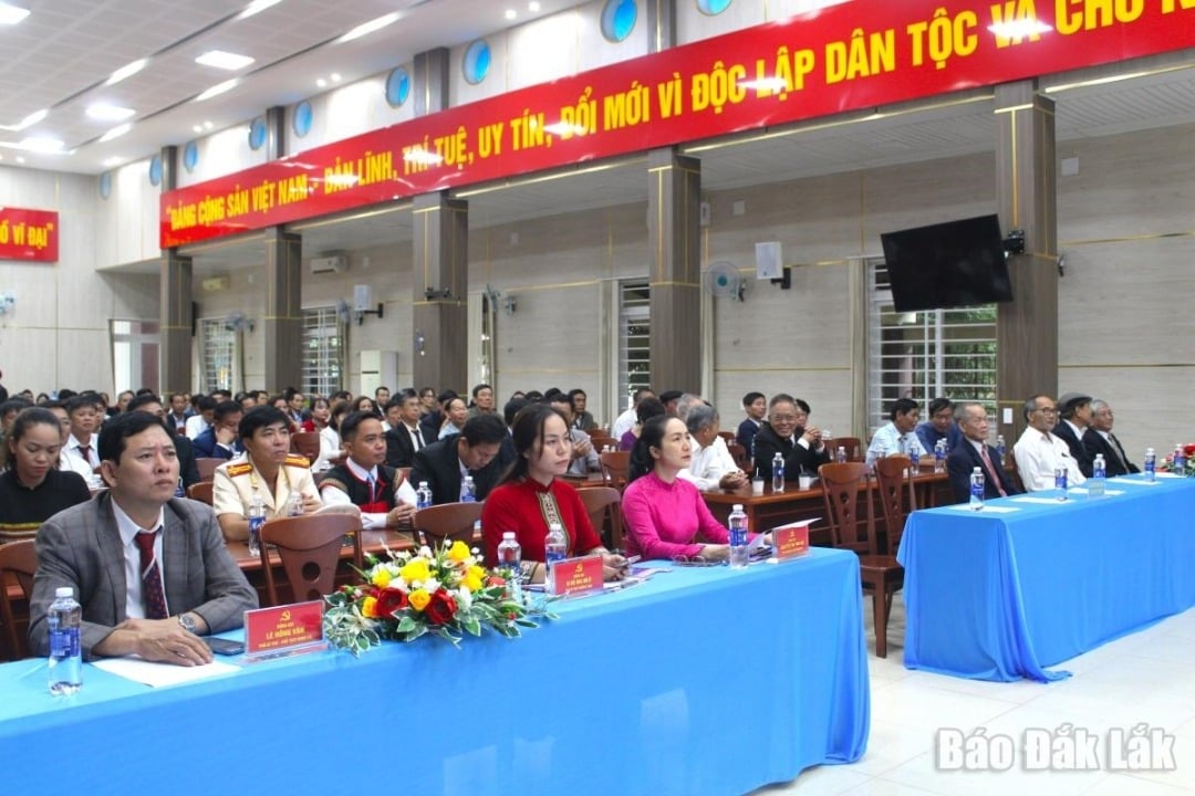 Delegates attending at the Krong Nang commune bridge point.