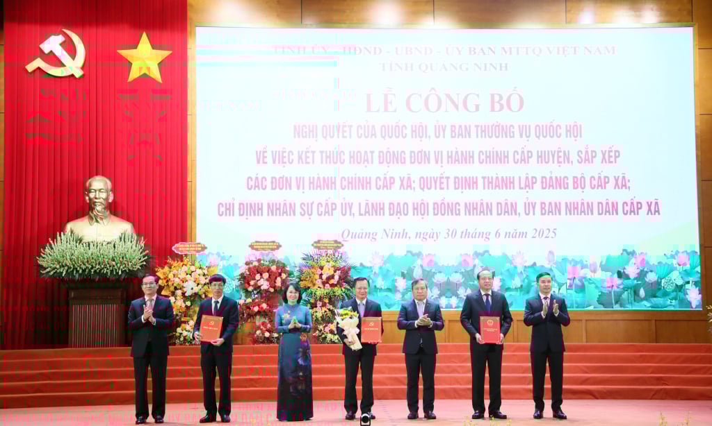 Ban Thường vụ Tỉnh uỷ trao các quyết định của Tỉnh ủy, Ban Thường vụ Tỉnh ủy, các Nghị quyết của HĐND tỉnh và tặng hoa chúc mừng Đảng bộ Đặc khu Vân Đồn.