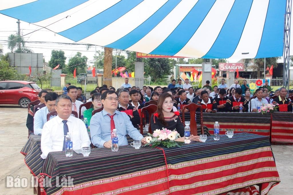 Đại biểu, cán bộ, người dân xã Cuôr Đăng (mới) theo dõi chương trình trực tuyến Lễ công bố.