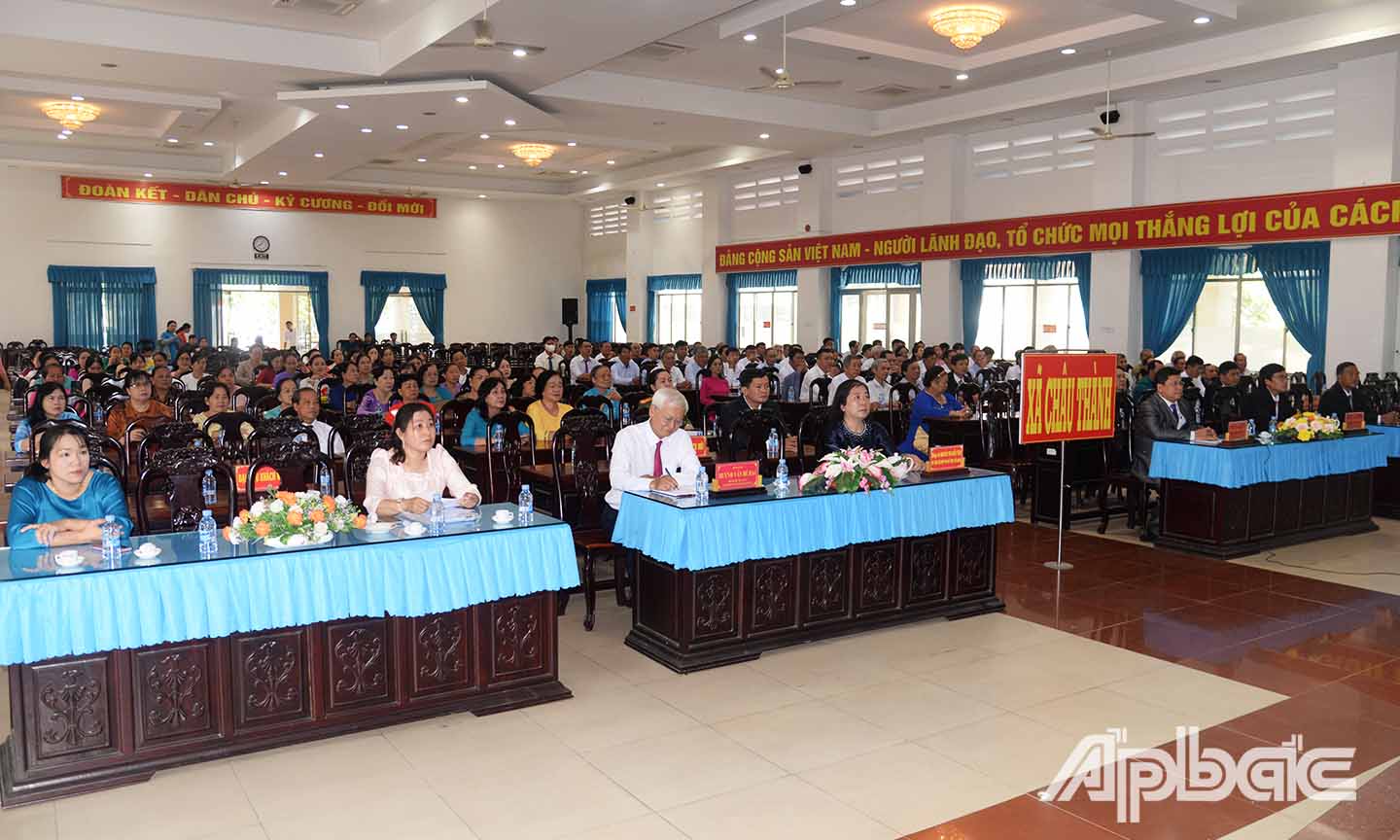 Các đại biểu theo dõi Lễ Công bố tại điểm cầu xã Châu Thành.