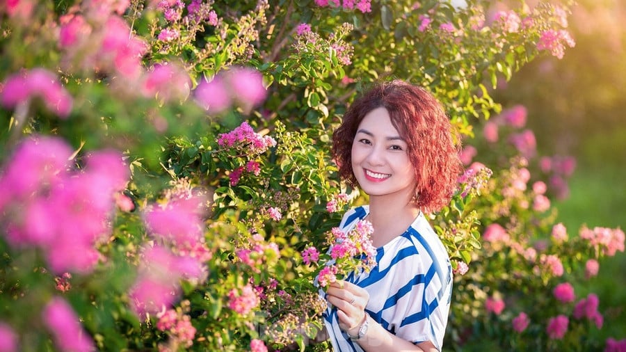 Các bạn trẻ thích thú chụp ảnh lưu niệm cùng hoa tường vi.