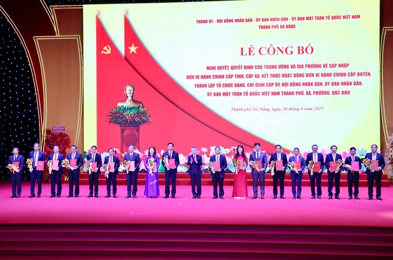 Lễ công bố nghị quyết thành lập TP. Đà Nẵng, chỉ định nhân sự chủ chốt- Ảnh 4.
