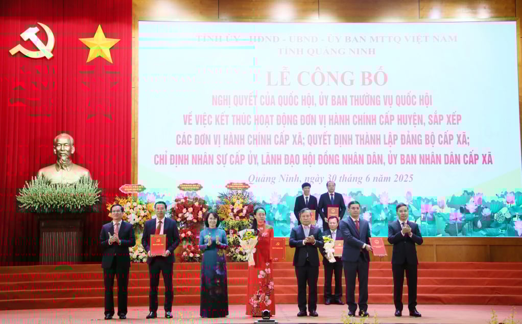 Ban Thường vụ Tỉnh uỷ trao các quyết định của Tỉnh ủy, Ban Thường vụ Tỉnh ủy, các Nghị quyết của HĐND tỉnh và tặng hoa chúc mừng Đảng bộ Đặc khu Cô Tô.