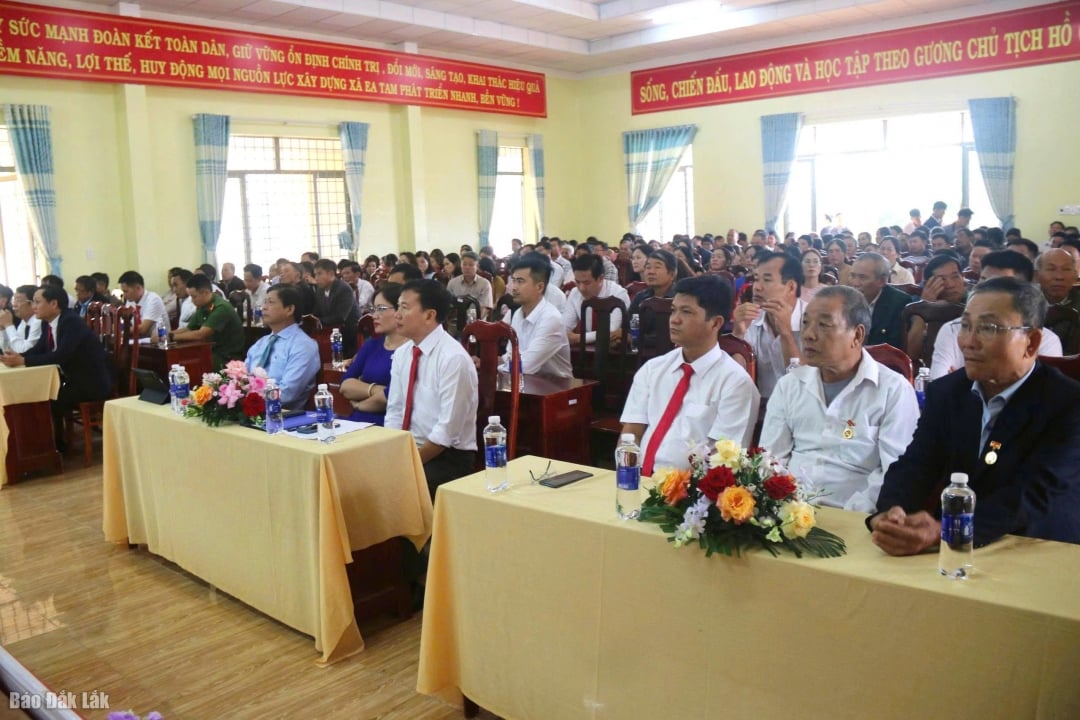 Các đại biểu tham dự Hội nghị trực tuyến công bố các nghị quyết, quyết định của Trung ương, địa phương về sáp nhập đơn vị hành chính, thành lập tổ chức đảng, chỉ định cấp ủy, HĐND, UBND, Ủy ban MTTQ Việt Nam tỉnh và xã phường thuộc tỉnh Đắk Lắk; đồng thời, tổ chức trao các quyết định về công tác cán bộ trên địa bàn xã Tam Giang.
