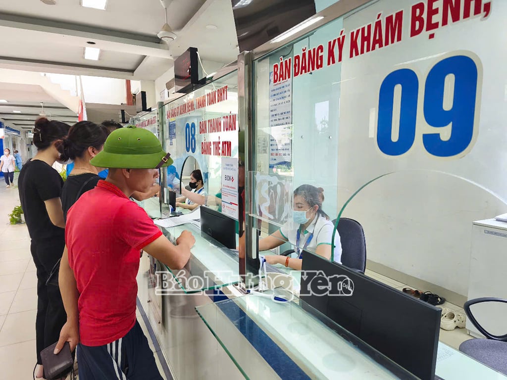 Người dân thực hiện thủ tục đăng ký khám, chữa bệnh BHYT tại Bệnh viện Đa khoa Hưng Hà