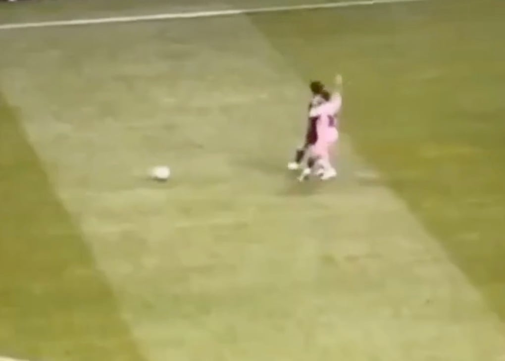 Lionel Messi was caught secretly punching his opponent, fans were extremely upset - 1