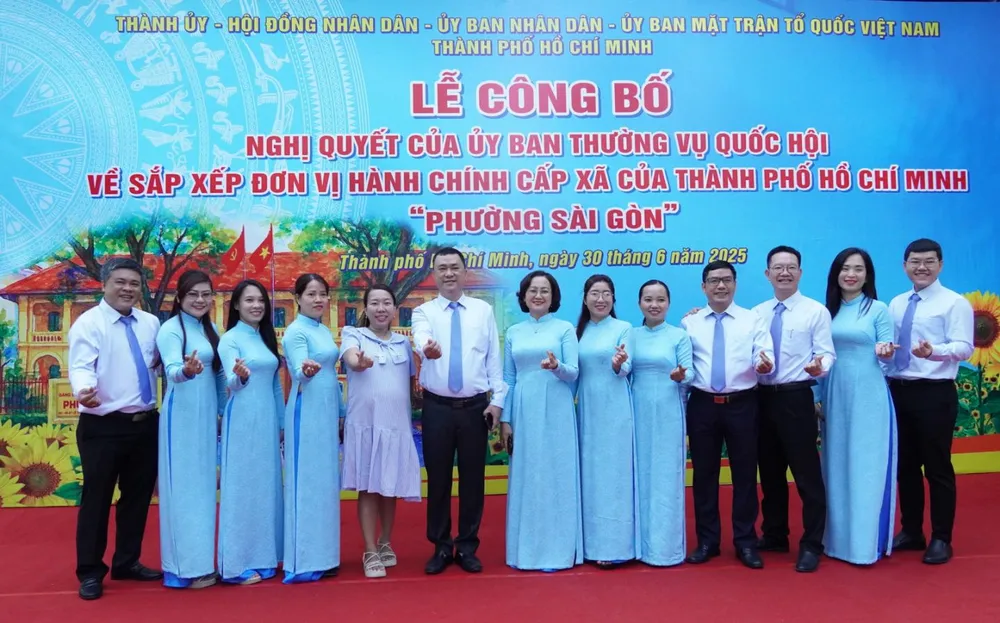 Officials and civil servants of Sai Gon ward are ready to join the operation of the new ward, with a new mindset to better serve the people. Photo: THU HUONG
