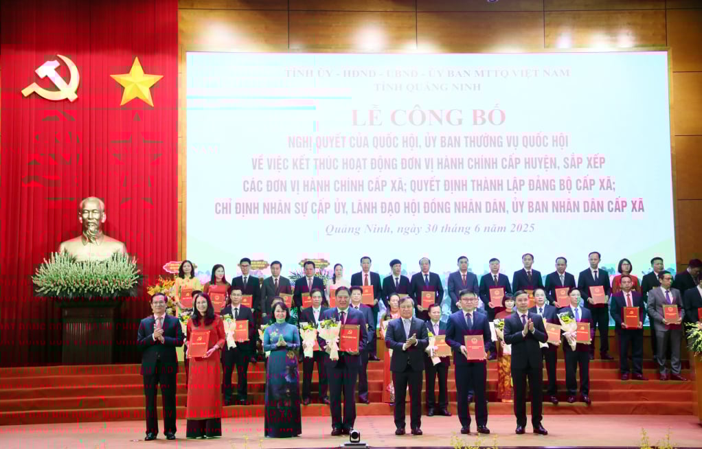 Ban Thường vụ Tỉnh uỷ trao các quyết định của Tỉnh ủy, Ban Thường vụ Tỉnh ủy, các Nghị quyết của HĐND tỉnh và tặng hoa chúc mừng Đảng bộ xã Quảng La