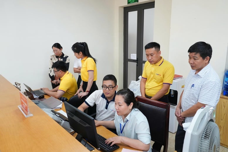 MobiFone cùng đoàn công tác UBND TP. Hà Nội kiểm tra công tác vận hành Hệ thống thông tin giải quyết TTHC theo mô hình mới- Ảnh 3.