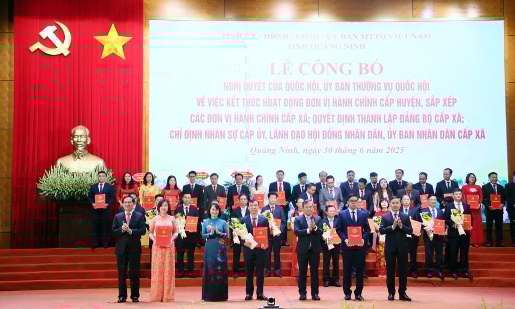 Ban Thường vụ Tỉnh uỷ trao các quyết định của Tỉnh ủy, Ban Thường vụ Tỉnh ủy, các Nghị quyết của HĐND tỉnh và tặng hoa chúc mừng Đảng bộ phường Hiệp Hòa