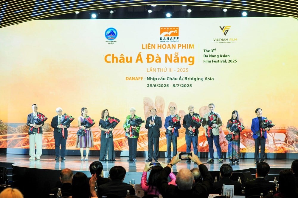 Bộ trưởng Bộ VHTTDL Nguyễn Văn Hùng tặng hoa cho các thành viên ban giám khảo các hạng mục phim