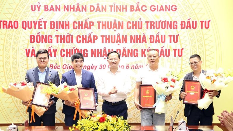 Ceremony to grant investment approval decisions and investment registration certificates for 4 projects in Bac Giang.