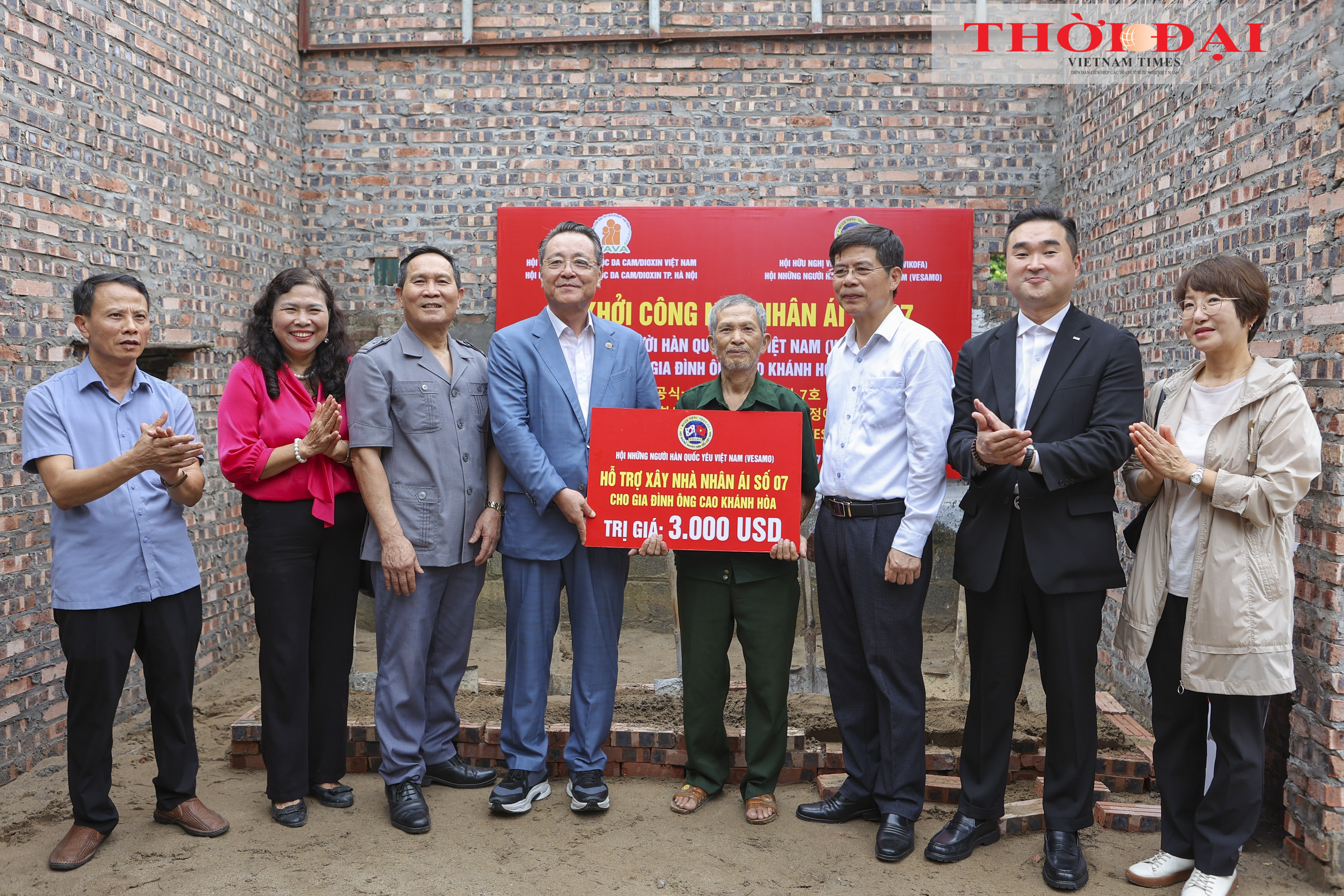 Ông Cao Khánh Hòa (thứ tư từ phải sang) nhận hỗ trợ từ VESAMO. (Ảnh: Đinh Hòa)