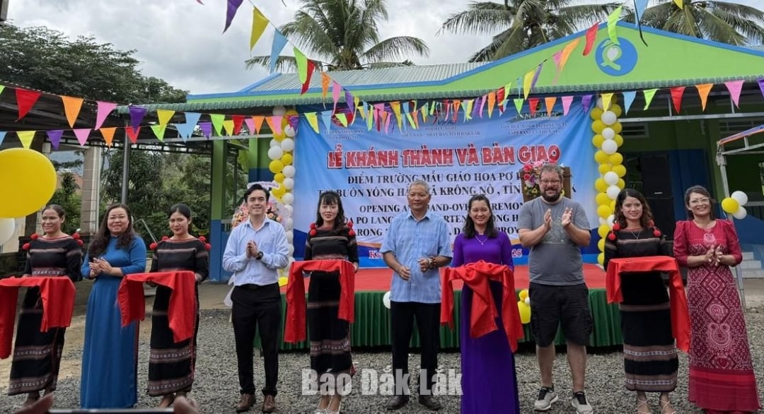 Các đại biểu cắt băng khánh thành công trình điểm Trường Mẫu giáo Hoa Pơ Lang.