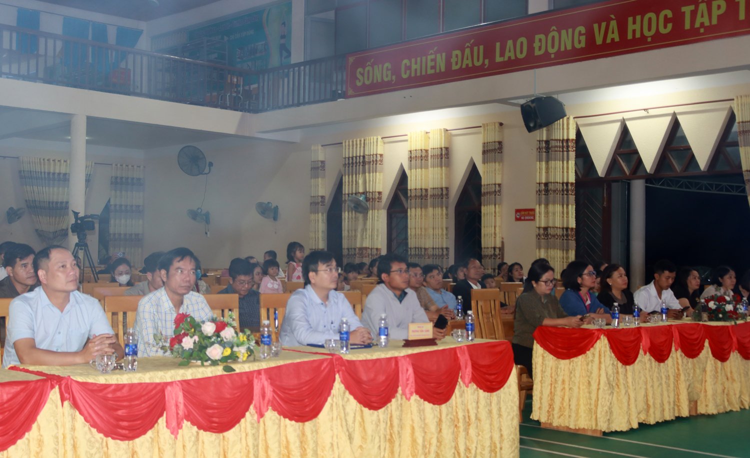 Delegates and people enjoy the performances