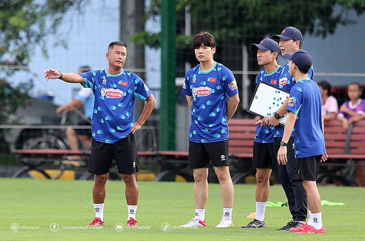 bóng đá chuyên nghiệp - Ảnh 2.