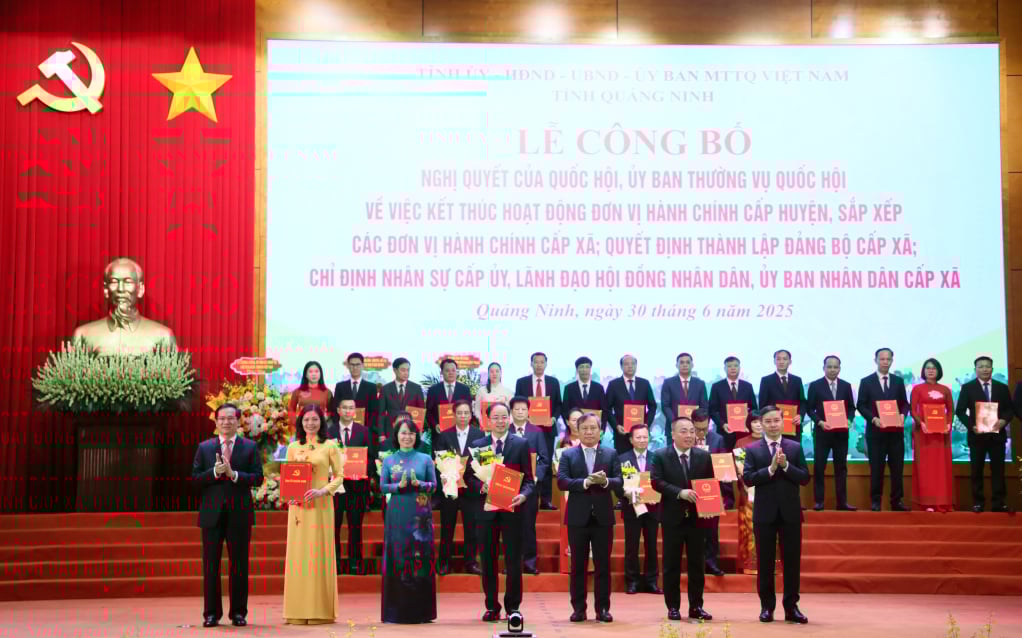 Ban Thường vụ Tỉnh uỷ trao các quyết định của Tỉnh ủy, Ban Thường vụ Tỉnh ủy, các Nghị quyết của HĐND tỉnh và tặng hoa chúc mừng Đảng bộ phường Hồng Gai
