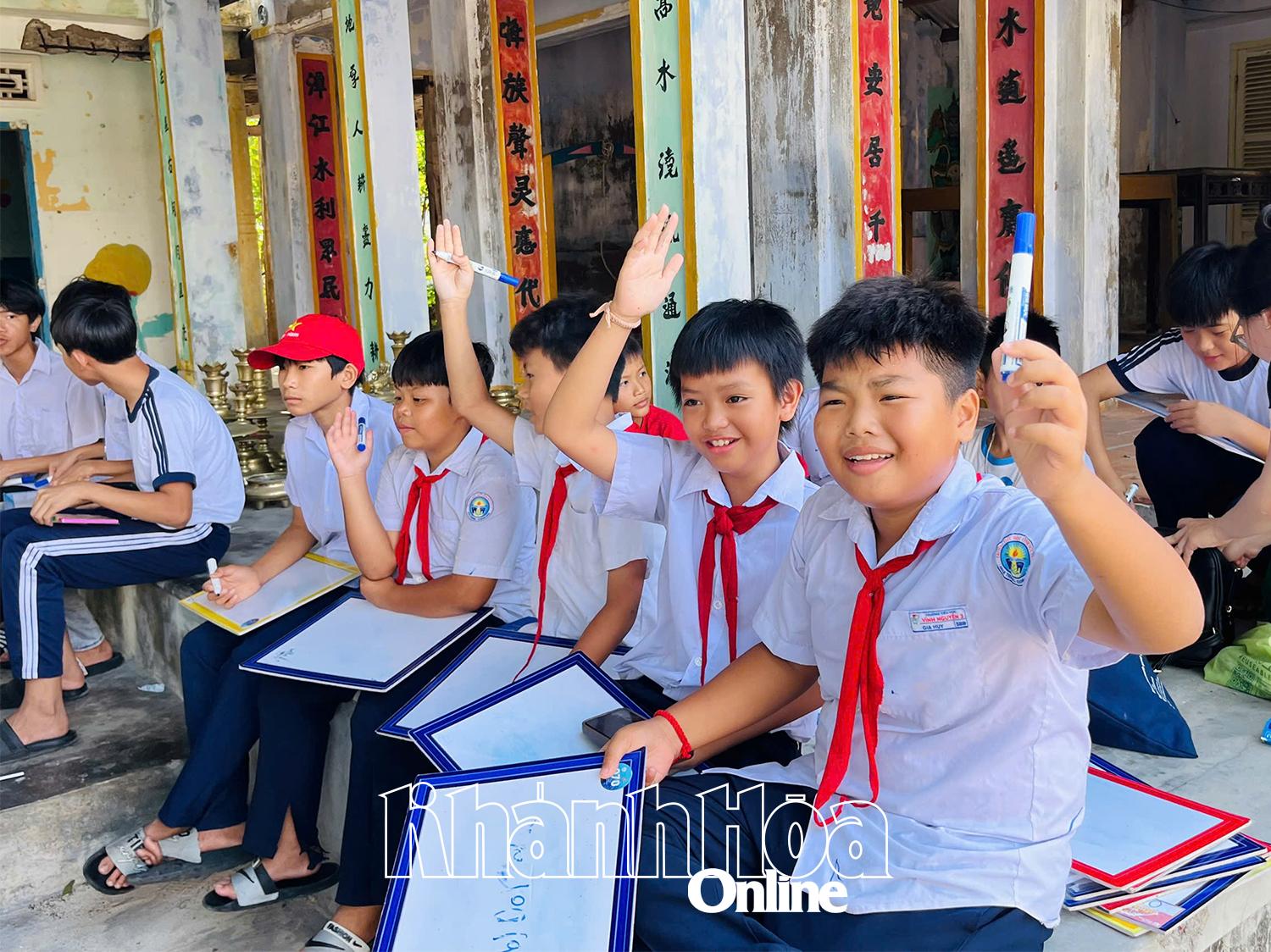 កុមារមានសេចក្តីរំភើបរីករាយក្នុងការចូលរួមក្នុងការឆ្លើយសំណួរនៅក្នុងកម្មវិធី Golden Bell ។