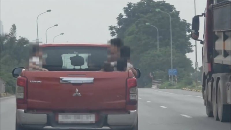 Tài xế làm liều chở nhiều trẻ nhỏ ở thùng xe bán tải trên Đại lộ Thăng Long -0