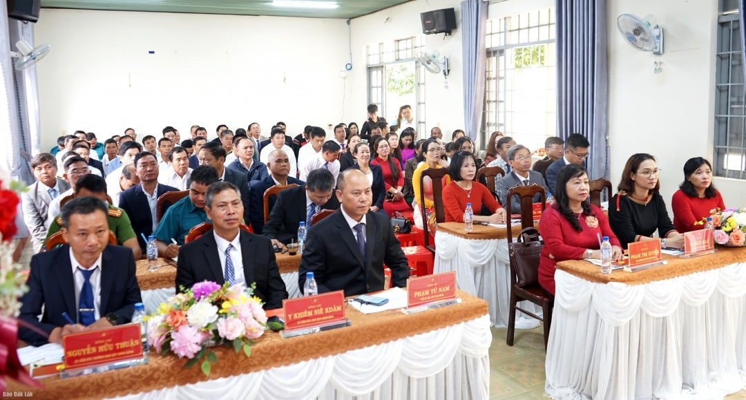 Cán bộ và nhân dân xã Ea Drông tham dự lễ hội nghị trực tuyến lễ công bố.