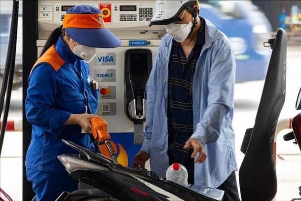 Giá xăng giảm, giá dầu tăng từ đêm nay