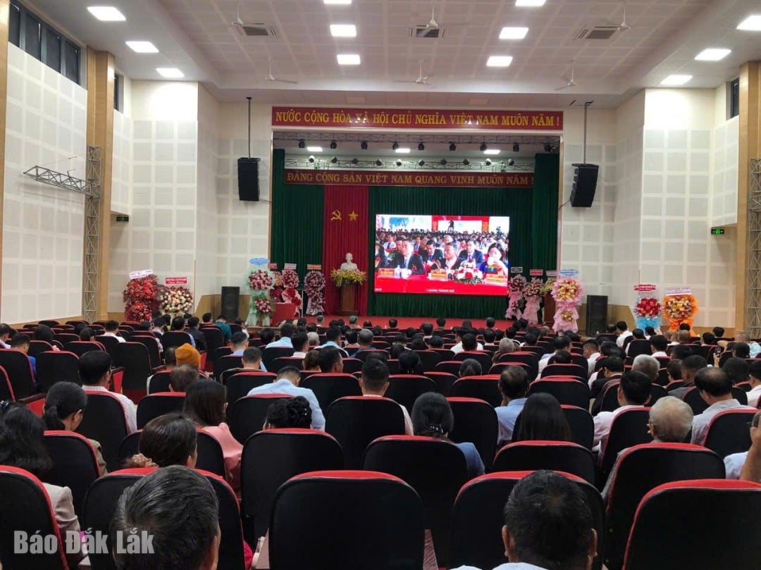 Các đại biểu tập trung theo dõi i lễ công bố về việc sáp nhập đơn vị hành chính tại điểm cầu xã Quảng Phú.
