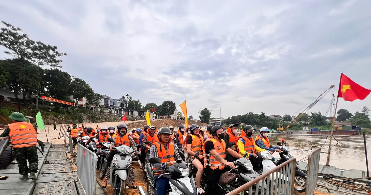 Re-operation of military ferry in Phong Chau bridge area