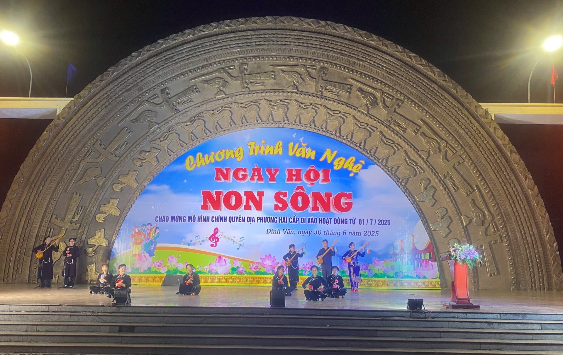 Then singing performances attract a large number of people to watch.