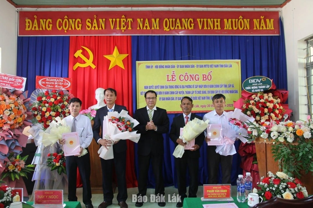 Các đồng chí lãnh đạo xã Nam Ka ra mắt, nhận quyết định tại buổi lễ.