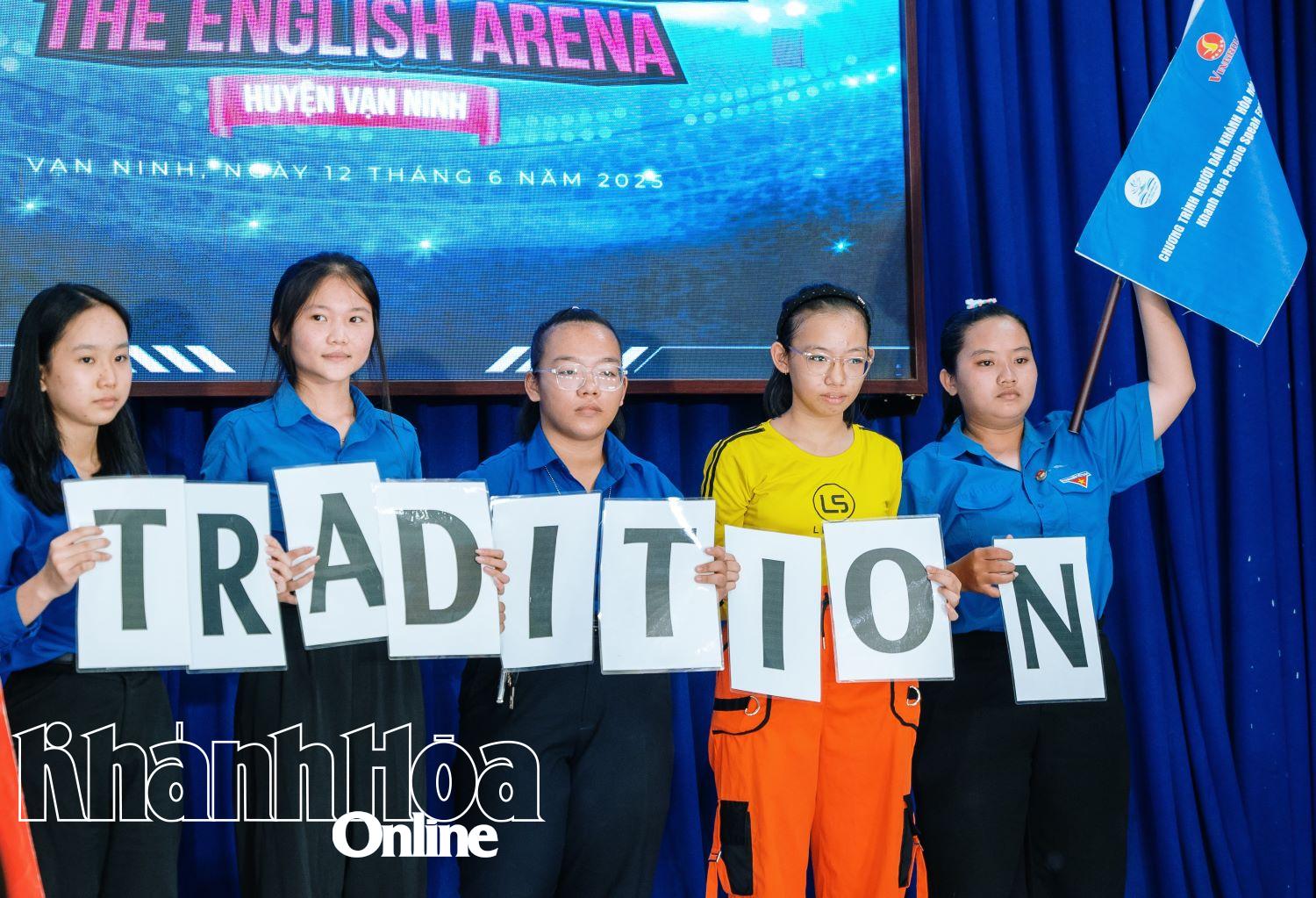 Các thí sinh tham gia cuộc thi Đấu trường tiếng Anh. 