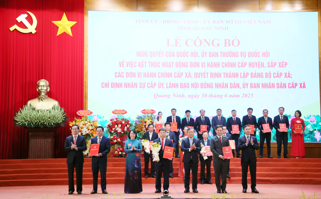 Ban Thường vụ Tỉnh uỷ trao các quyết định của Tỉnh ủy, Ban Thường vụ Tỉnh ủy, các Nghị quyết của HĐND tỉnh và tặng hoa chúc mừng Đảng bộ xã Quảng Hà.