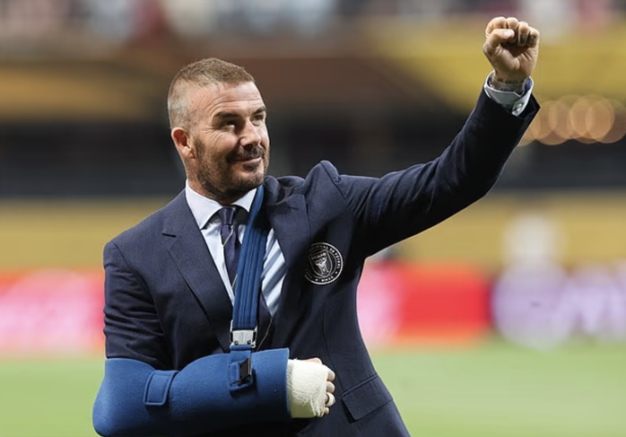"Thương binh" David Beckham đến sân cổ vũ Inter Miami và Messi - Ảnh 1.