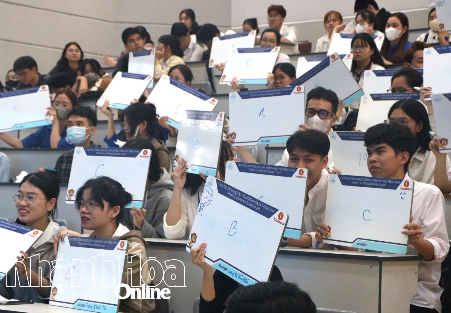 Các sinh viên tham gia cuộc thi Rung chuông vàng. 
