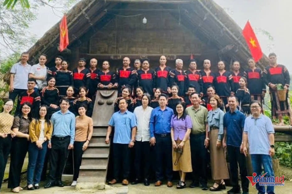 Giữ chiêng cổ cho buôn làng 1.jpg