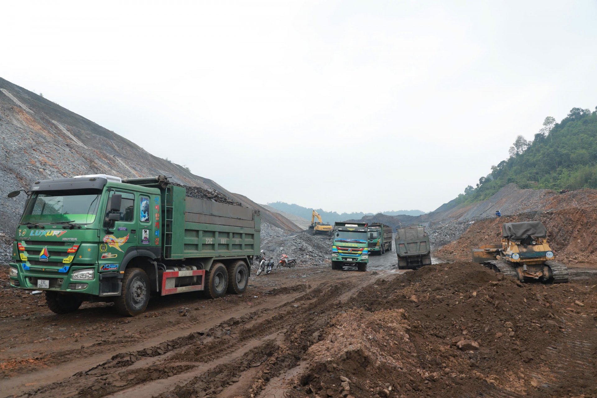Nhà thầu thi công huy động phương tiện, máy móc đẩy nhanh tiến độ thi công cao tốc Tuyên Quang - Hà Giang.