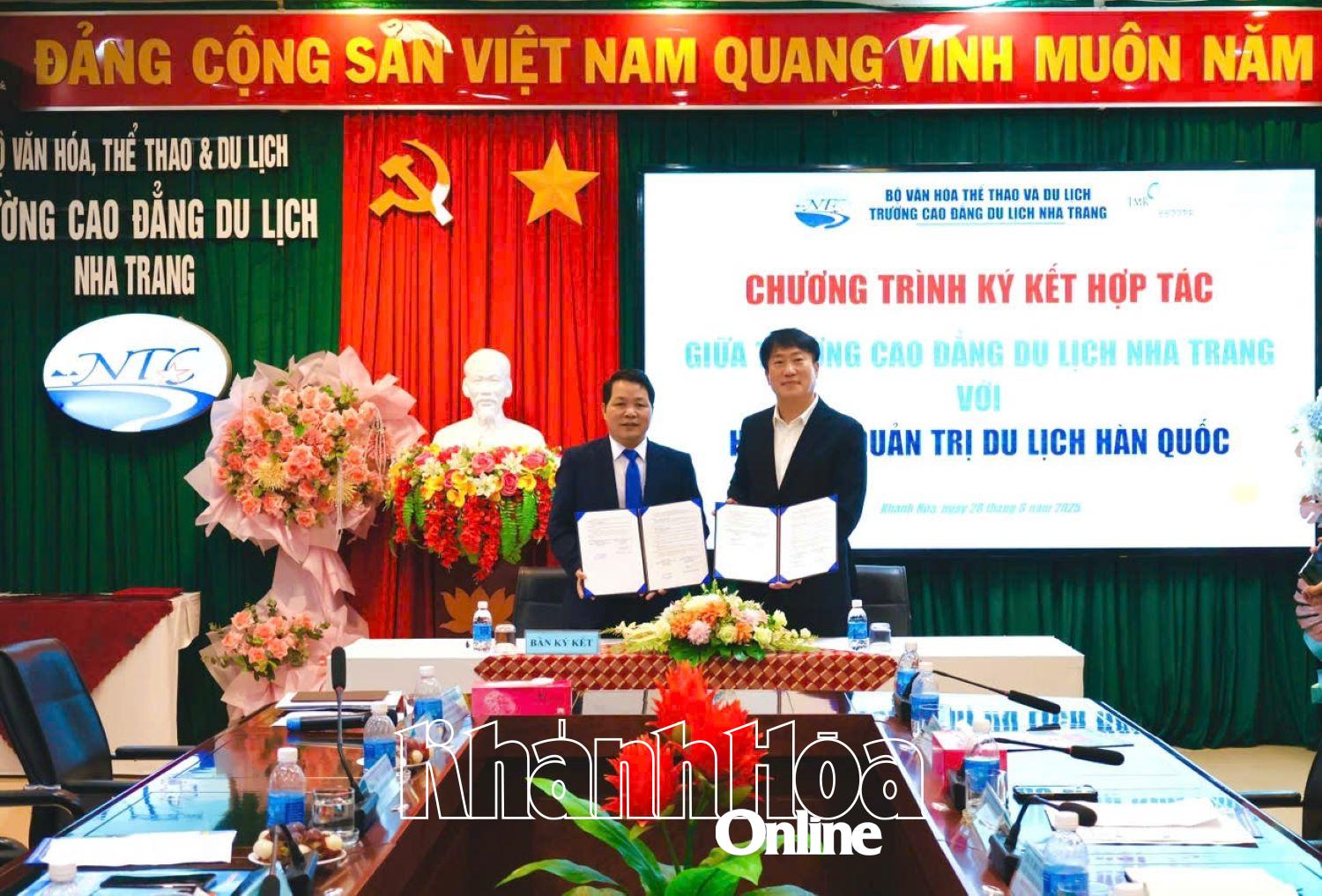 Des représentants du Collège de tourisme de Nha Trang et de l'Association coréenne de gestion du tourisme ont signé un accord de coopération.