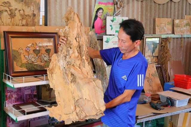 Thầy giáo kể chuyện sếu đầu đỏ bằng tranh vỏ tràm- Ảnh 3.
