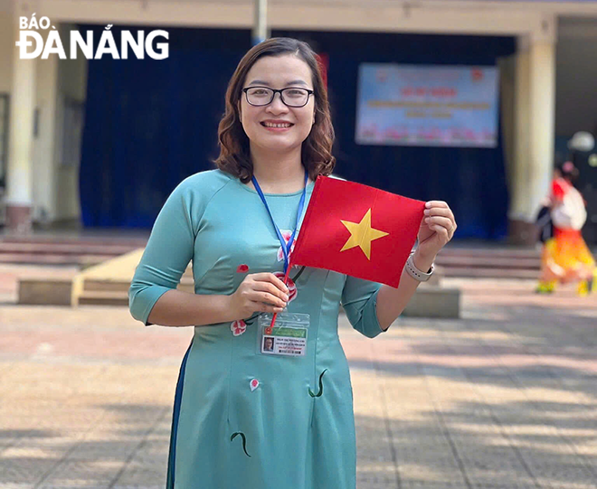 Chị Trần Thị Phương Chi, giáo viên môn Vật lý, Chủ tịch Công đoàn cơ sở Trường THPT Cẩm Lệ. Ảnh: VÂN TRÀ	