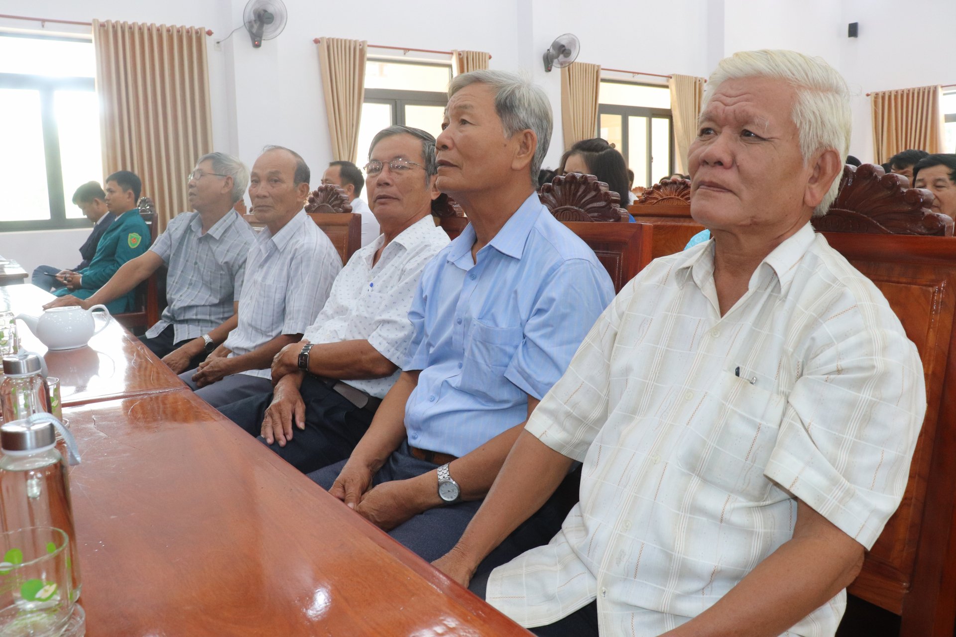 Người dân tham dự lễ công bố tại trụ sở phường Đông Hòa. Ảnh: MINH HUYỀN