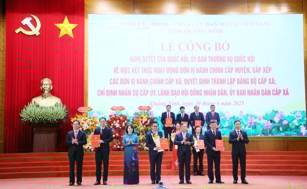 Ban Thường vụ Tỉnh uỷ trao các quyết định của Tỉnh ủy, Ban Thường vụ Tỉnh ủy, các Nghị quyết của HĐND tỉnh và tặng hoa chúc mừng Đảng bộ phường Hạ Long.